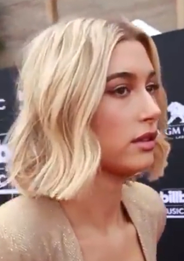 Ospravedlňujem sa, neviem, kto je na obrázku. Tu je alternatívny text: „Žena s blond vlasmi na červenom koberci pri udalosti.“