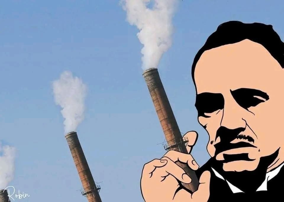 Osoba si drží obrázok továrenského komína ako cigaretu proti modrej oblohe s bielym dymom.