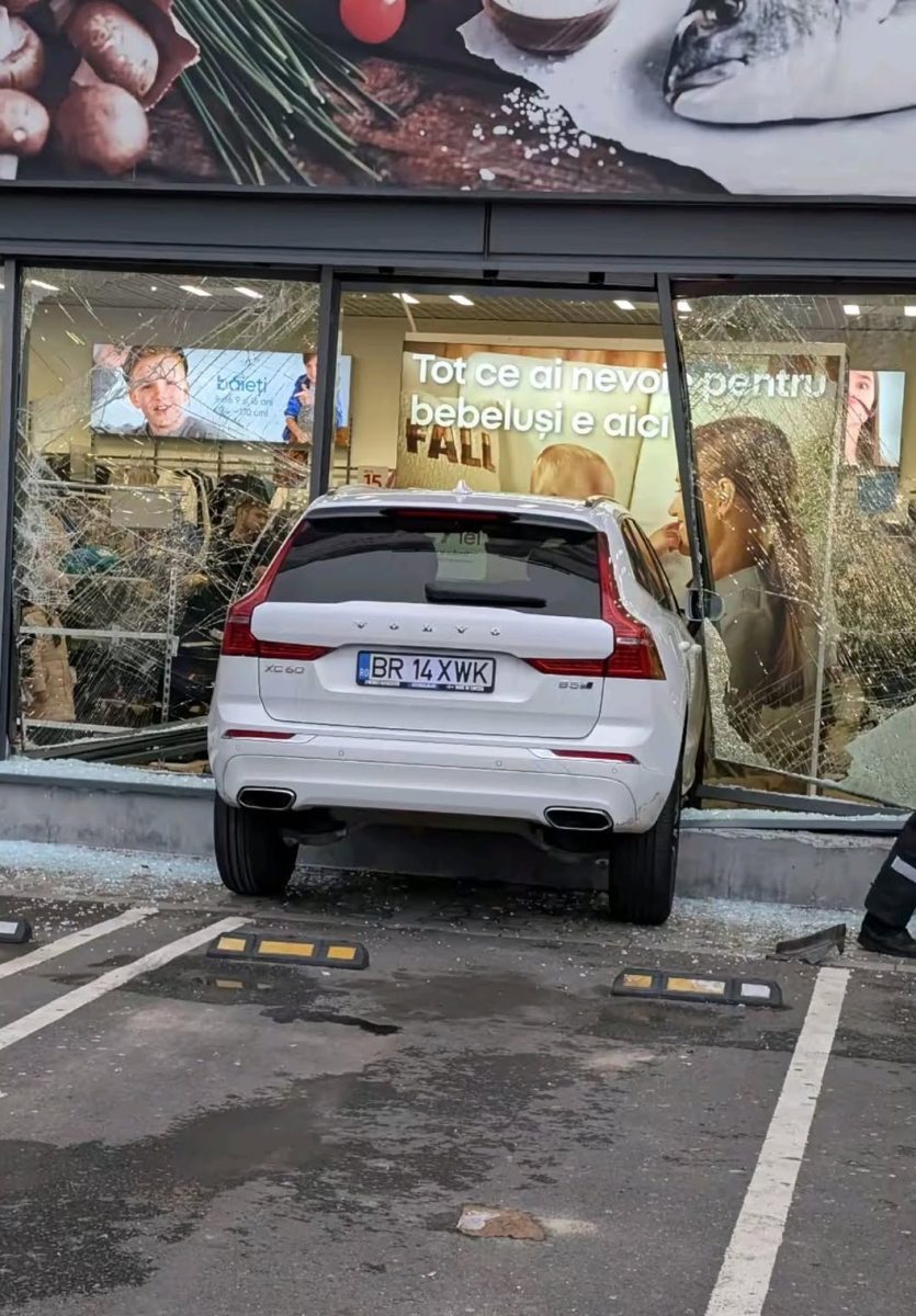 Auto vrazilo do výkladu obchodu, rozbité sklo a poškodený interiér. Nehoda pred supermarketom Volvo XC60.