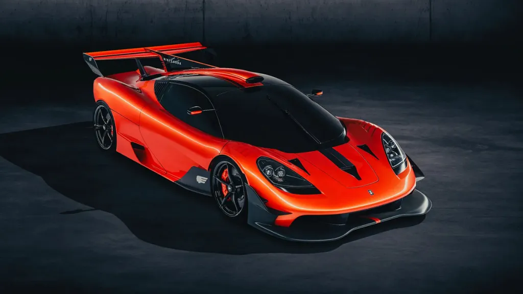 Červené športové auto s aerodynamickým dizajnom a zvýrazneným zadným krídlom na tmavom pozadí.