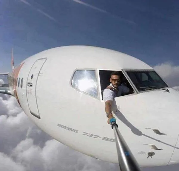 Pilot lietadla Boeing 737-800 si robí selfie s držiakom na selfie počas letu v oblakoch.