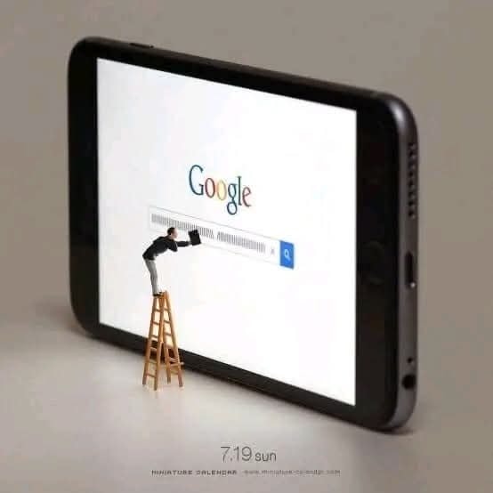 Miniatúrny mužík upravuje vyhľadávanie na Google displeji veľkého smartfónu, stojí na rebríku.
