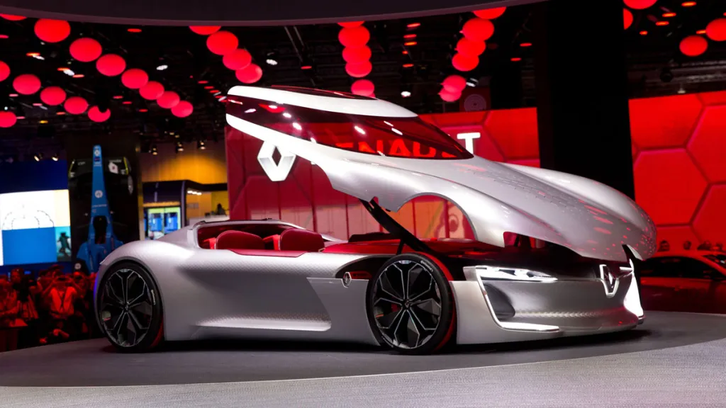 Futuristické auto na výstave s unikátnym dizajnom a otvorenou karosériou, zvýraznené červeným podsvietením.