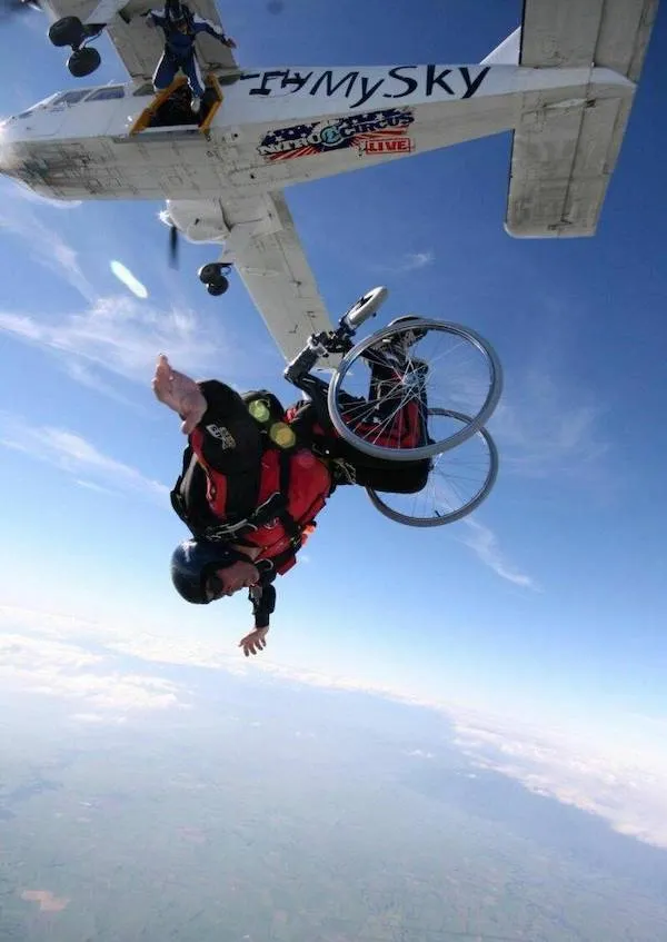 Parašutista na vozíku skáče z lietadla, adrenalínový pocit voľného pádu.