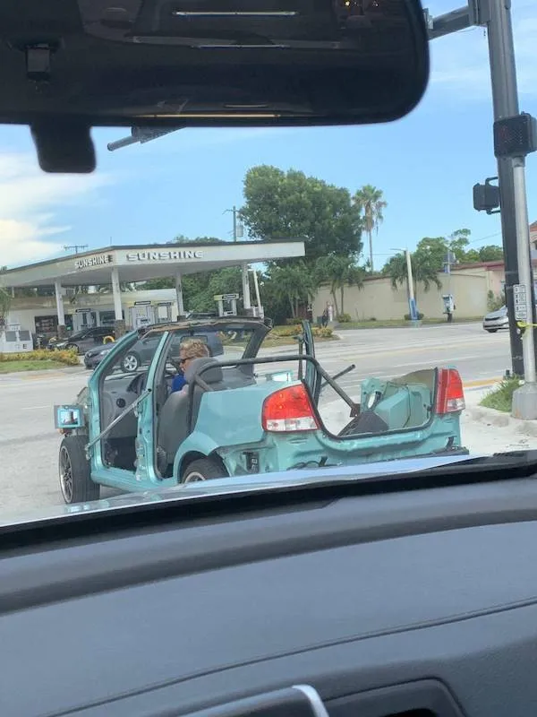Auto bez zadnej karosérie pred benzínkou, kreatívna prestavba na ulici.