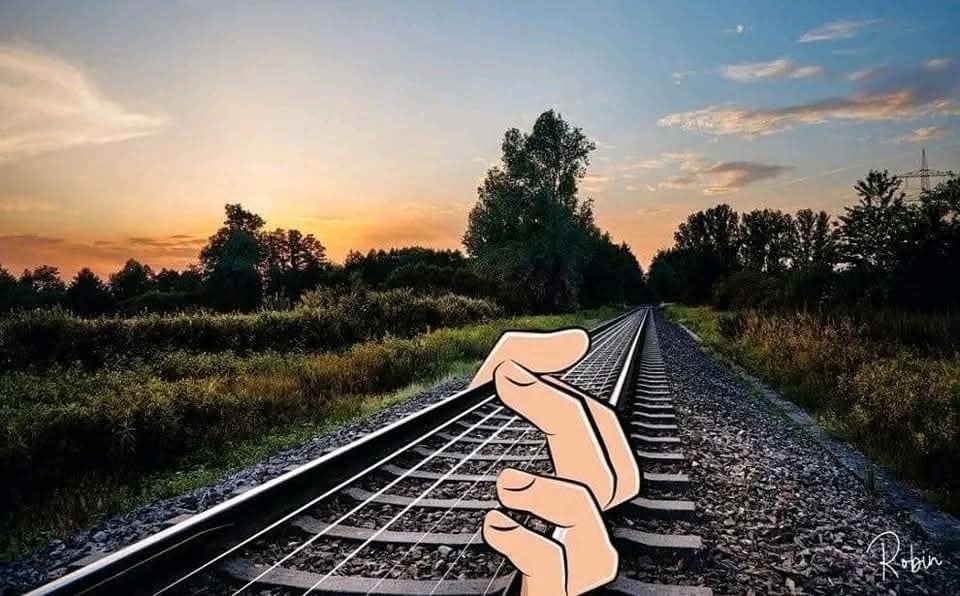 Kreslená ruka drží koľajnicu na železničnej trati pri západe slnka, obklopená prírodou a lesmi.