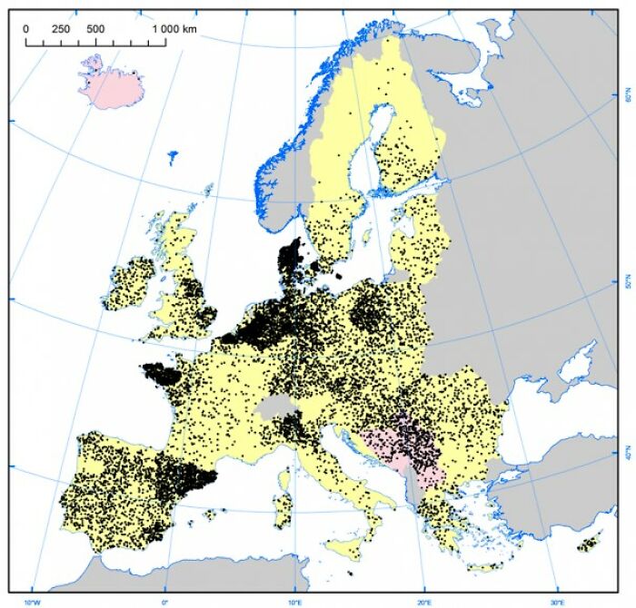 Mapa Európy s rozložením bodov geografických údajov na pozadí, znázorňujúca rozličnú hustotu informácií.