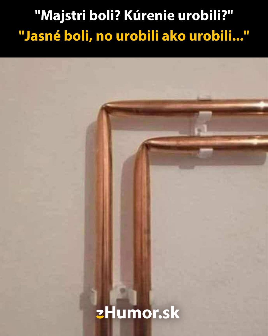 Krivo nainštalované medené potrubie na stene ako nevydarené kúrenárske dielo s vtipným komentárom.