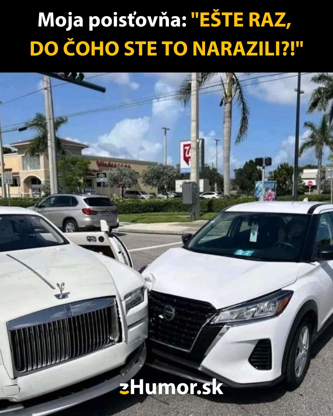 Dve autá kolidujú na parkovisku, pričom biela luxusná limuzína a SUV stoja čelom k sebe pod modrou oblohou.