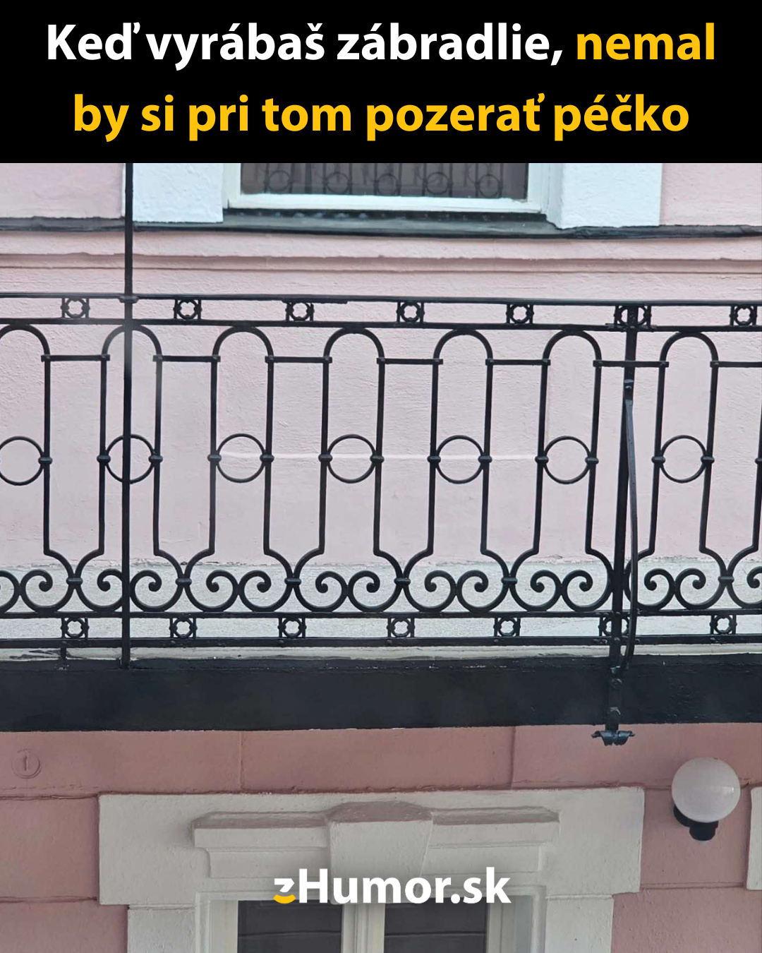 Ozdobné kovové zábradlie s kreatívnym dizajnom na balkóne ružovej budovy.