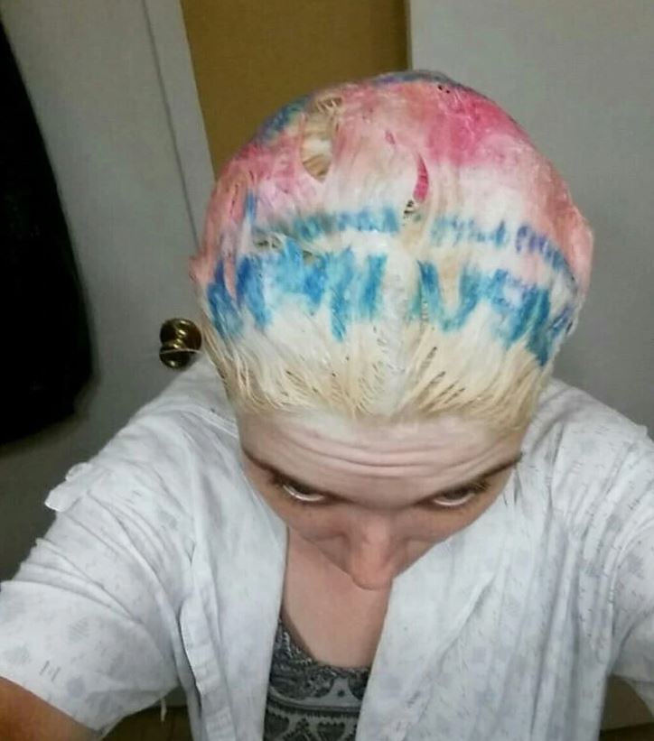 Osoba s rôznofarebnými vlasmi - ružová, modrá, blond - detail zhora počas procesu farbenia v kúpeľni.