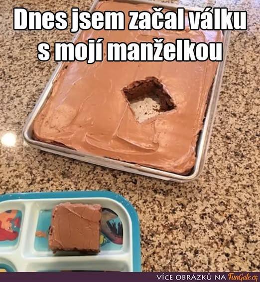 Koláč so štvorcovým kúskom vyrezaným v strede a nápisom o začatí vojny s manželkou. Drew a n mAlibaba.co