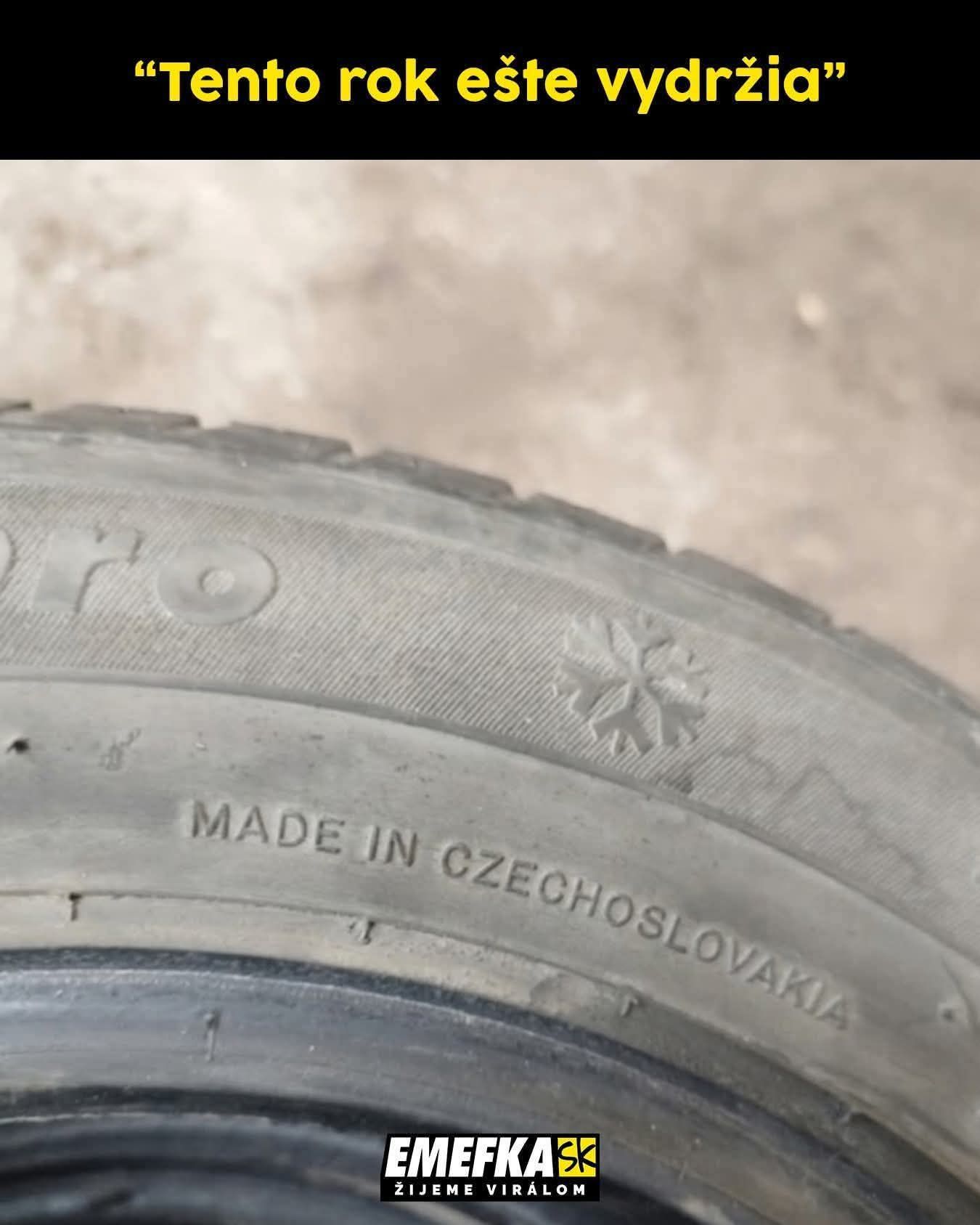Opotrebovaná pneumatika s nápisom Made in Czechoslovakia a vtipným textom Tento rok ešte vydržia.