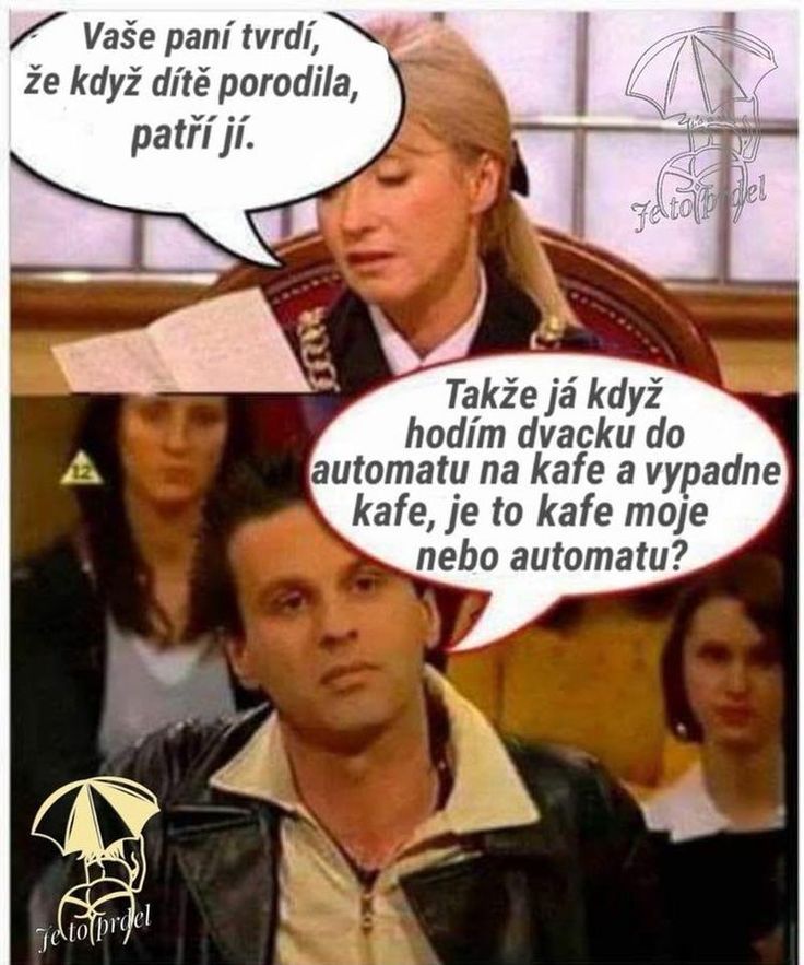 Súdna miestnosť s humorom: muž a žena diskutujú o vlastníctve kávy z automatu ako metafora rodičovstva.