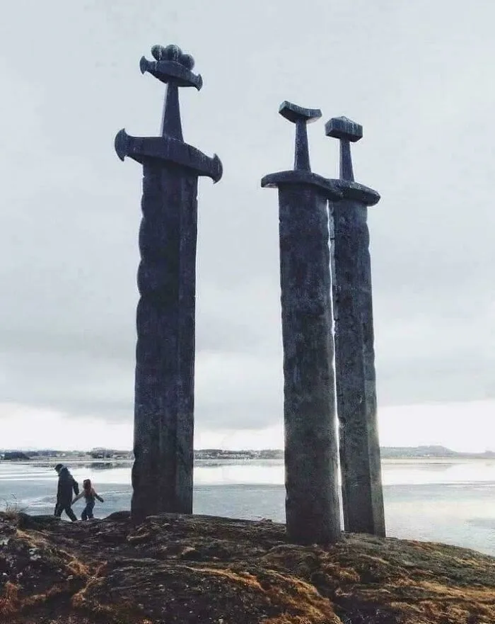 Tři obrovské meče v kameni nad fjordem stavanger, symbolizující mír a jednotu.