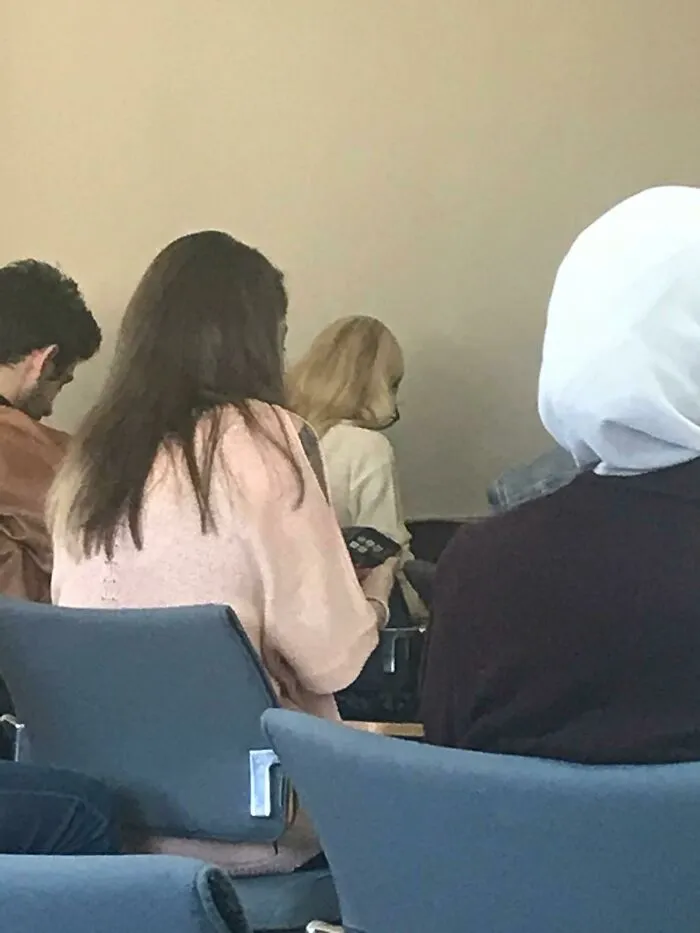 Ľudia sediaci na prednáške v konferenčnej miestnosti.