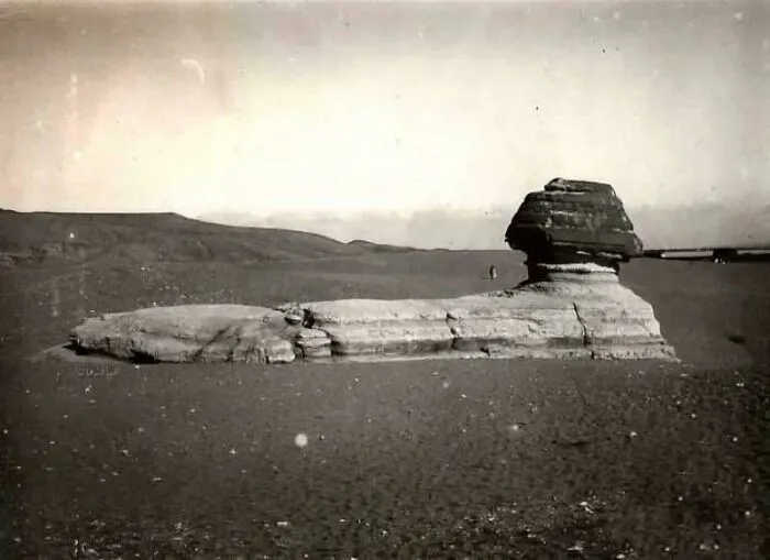 Čiernobiela fotografia Sfingy v púšti, historický pohľad na ikonickú egyptskú pamiatku bez davov turistov.