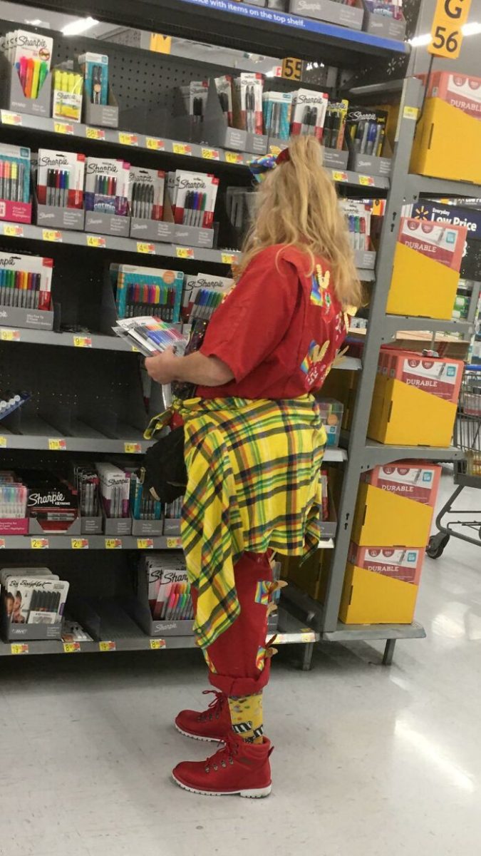 Žena v červenom oblečení skúma ponuku pier v supermarkete.