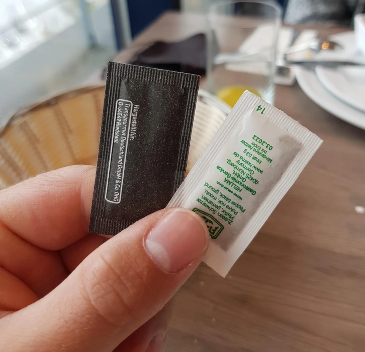 Dve balenia čaju v ruke pri stole v kaviarni, pripravené na servírovanie.