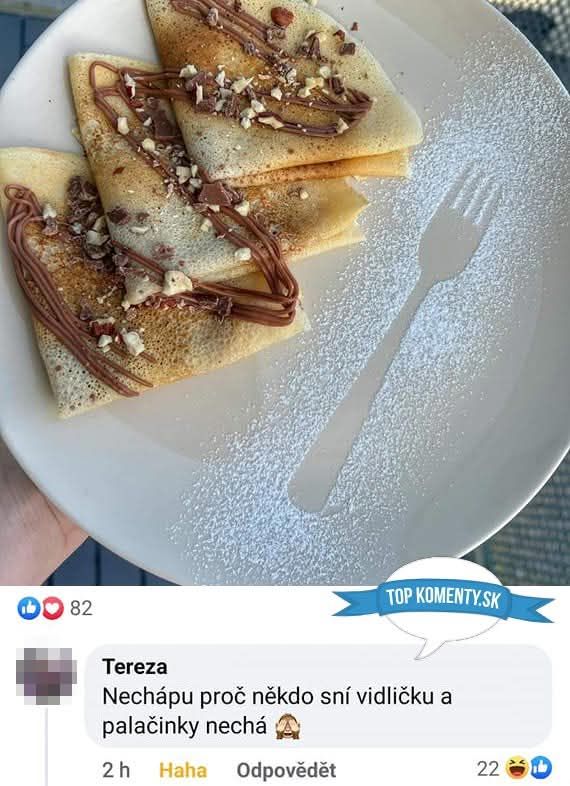 Palacinky s čokoládou a orieškami na tanieri s posypom v tvare vidličky.