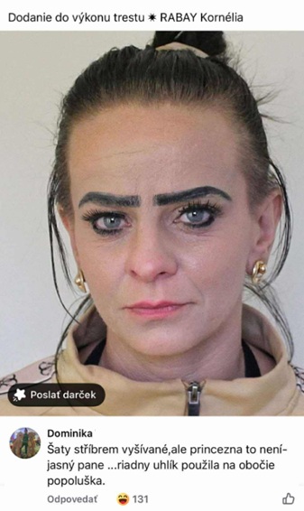 Žena s výrazným make-upom a doplnkami, komentár s humorom o obočí a oblečení.