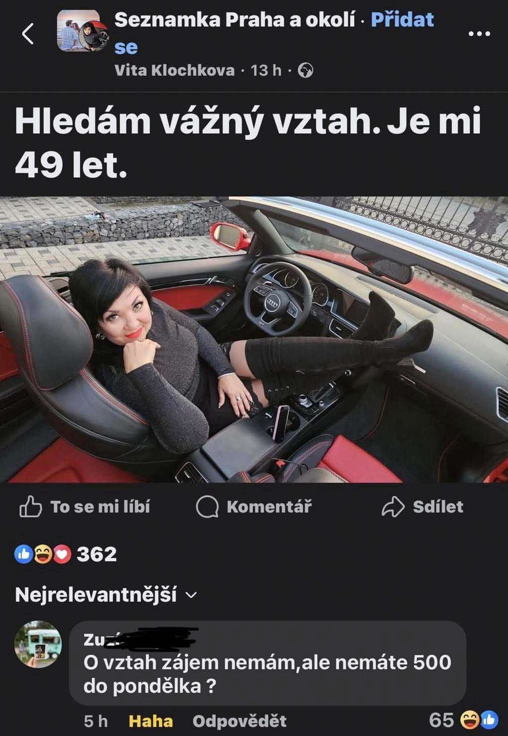 Žena sedí v červenom športovom aute, hľadajúc vážny vzťah na zoznamke pre ľudí nad 49 rokov.