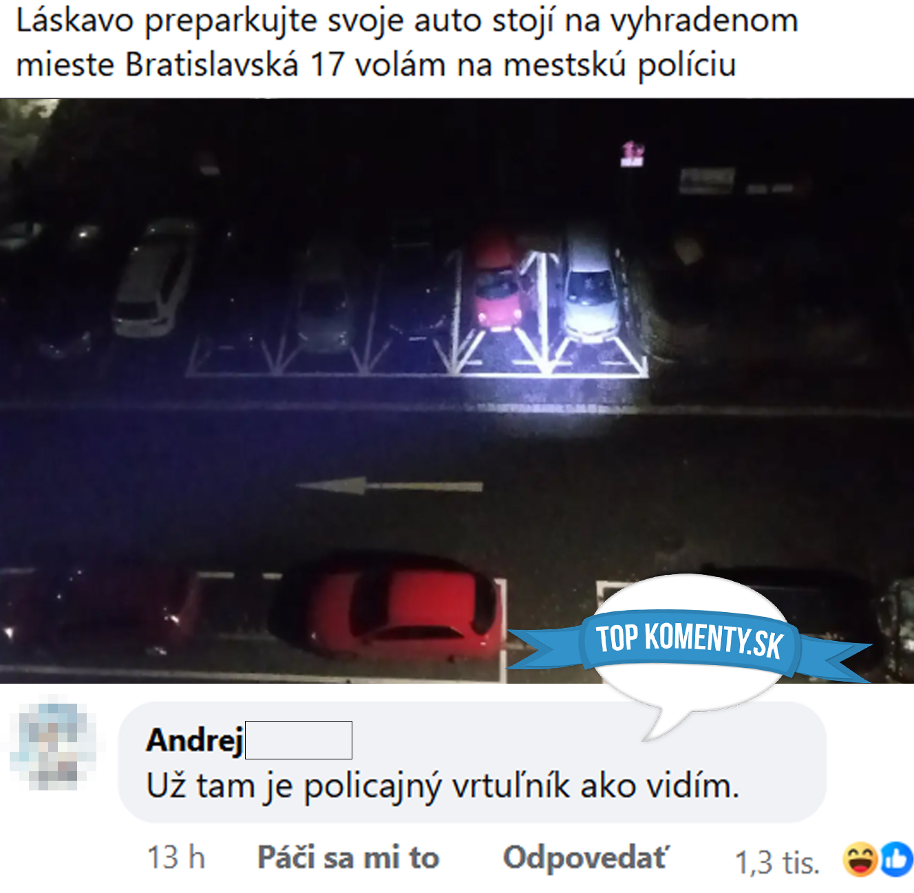 Pohľad zhora na parkovisko s autom pod reflektorom, vtipný komentár o policajnom vrtuľníku.