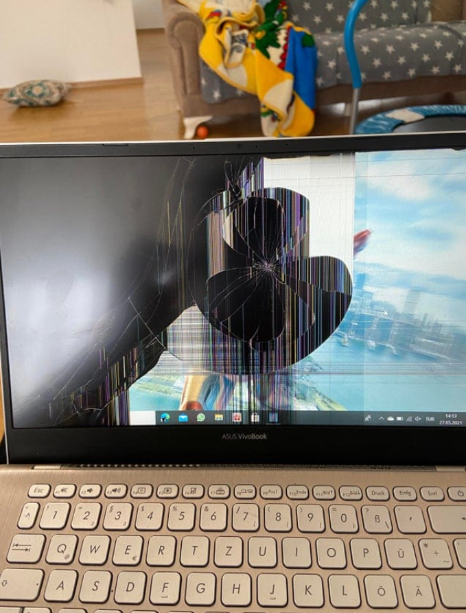 Poškodený displej notebooku ASUS VivoBook s rozbitou obrazovkou zobrazujúcou nejasný obraz.