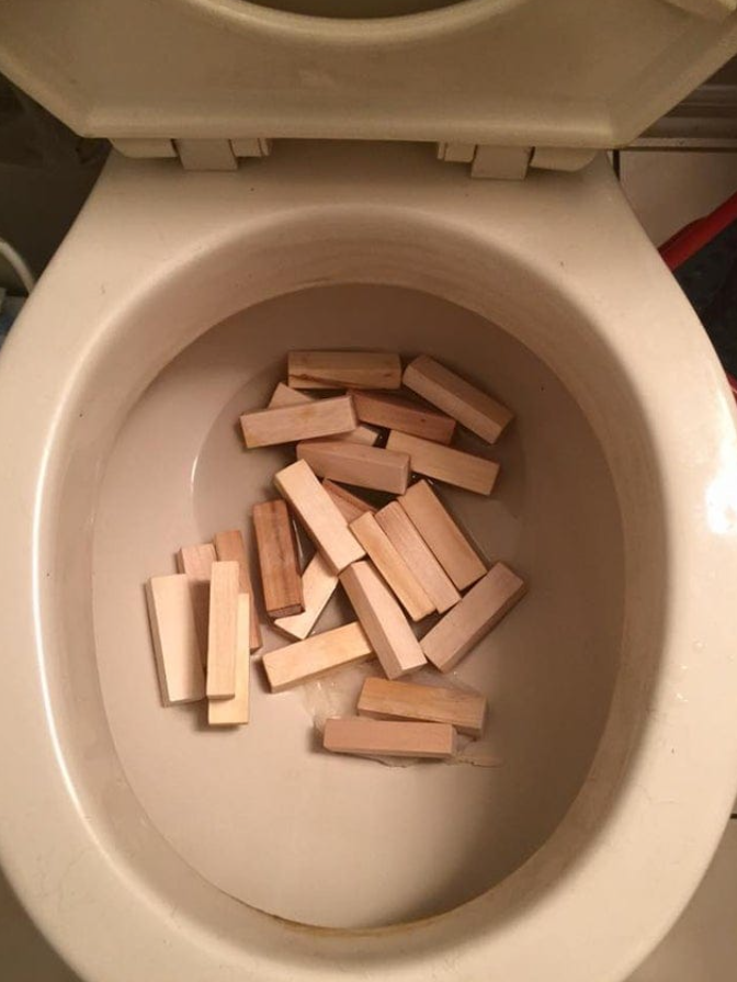 Drevené kocky v záchodovej mise, netradičné využitie hry Jenga v kúpeľni.