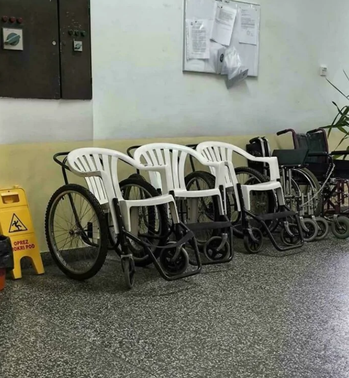 Riad kutilských invalidných vozíkov z plastových stoličiek a kolies v chodbe.