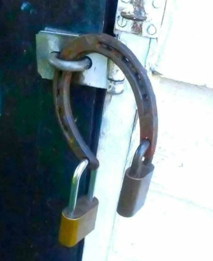 Zámky zavesené na podkove, použitej ako zámok na dvere, vytvárajú improvizované zabezpečenie.