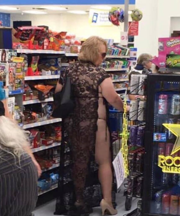 Osoba v priesvitnom oblečení nakupuje v supermarkete, pozadie tvoria regály s tovarom.