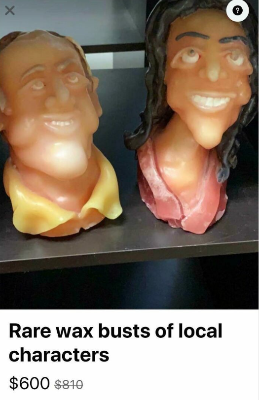 Dve voskové busty miestnych postáv vystavené na polici, zľava na 600 USD.