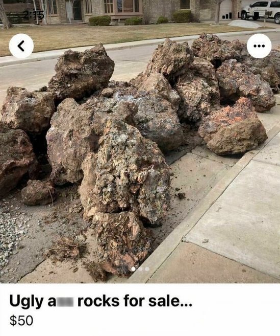 Veľké kamene na predaj položené na chodníku pred domom.