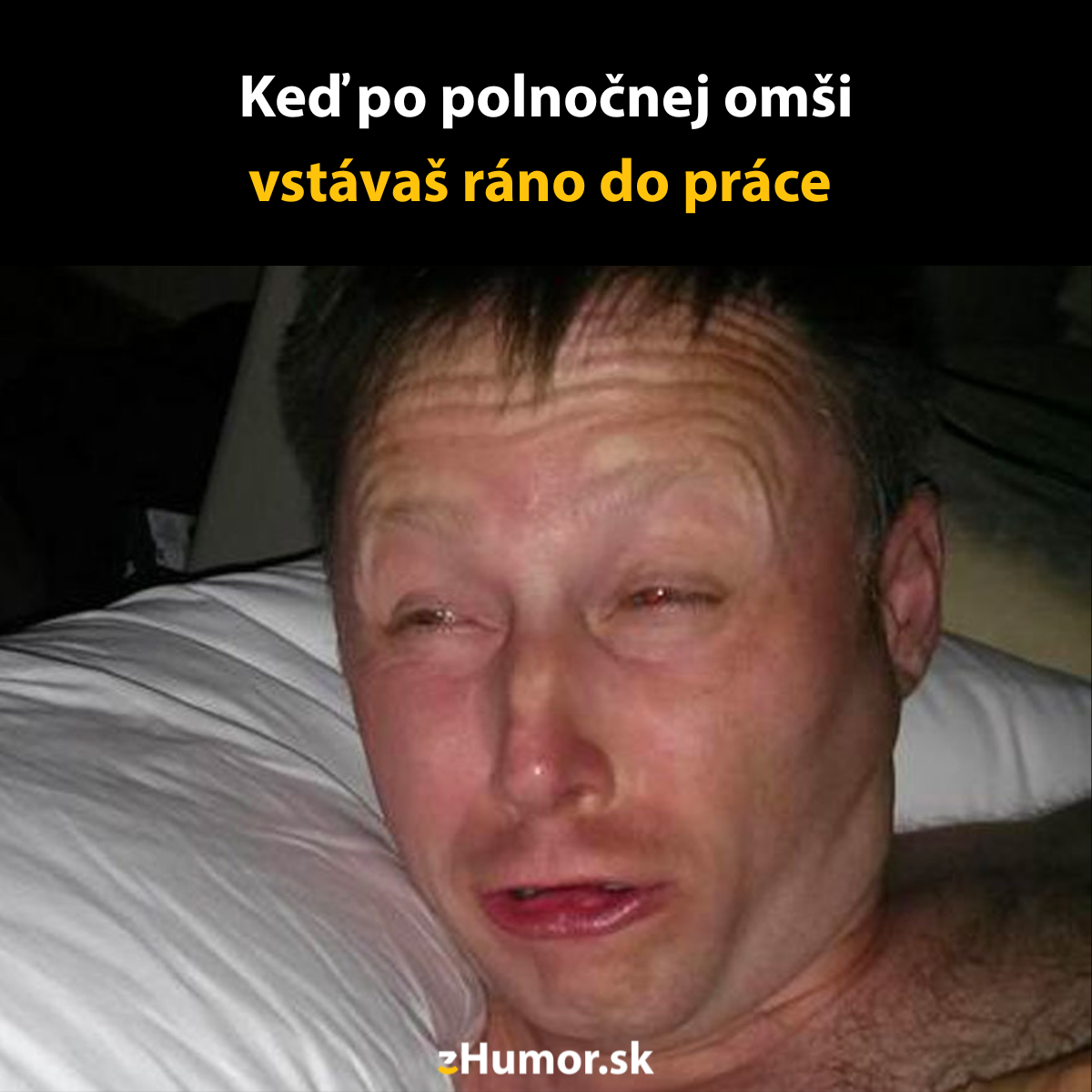 Muž leží unavený v posteli po prebdenej noci, tvár vyjadruje nechuť k rannému vstávaniu po polnočnej omši.