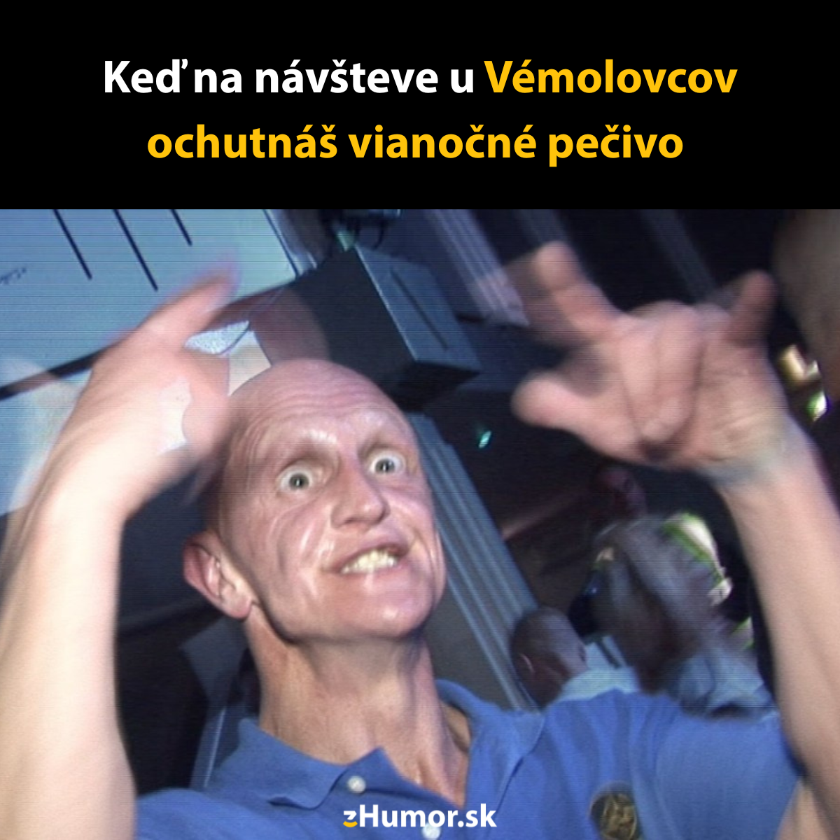 Osoba s prekvapeným výrazom ukazuje gestami v interiéri na vtipný moment s textom o ochutnávaní vianočného pečiva.
