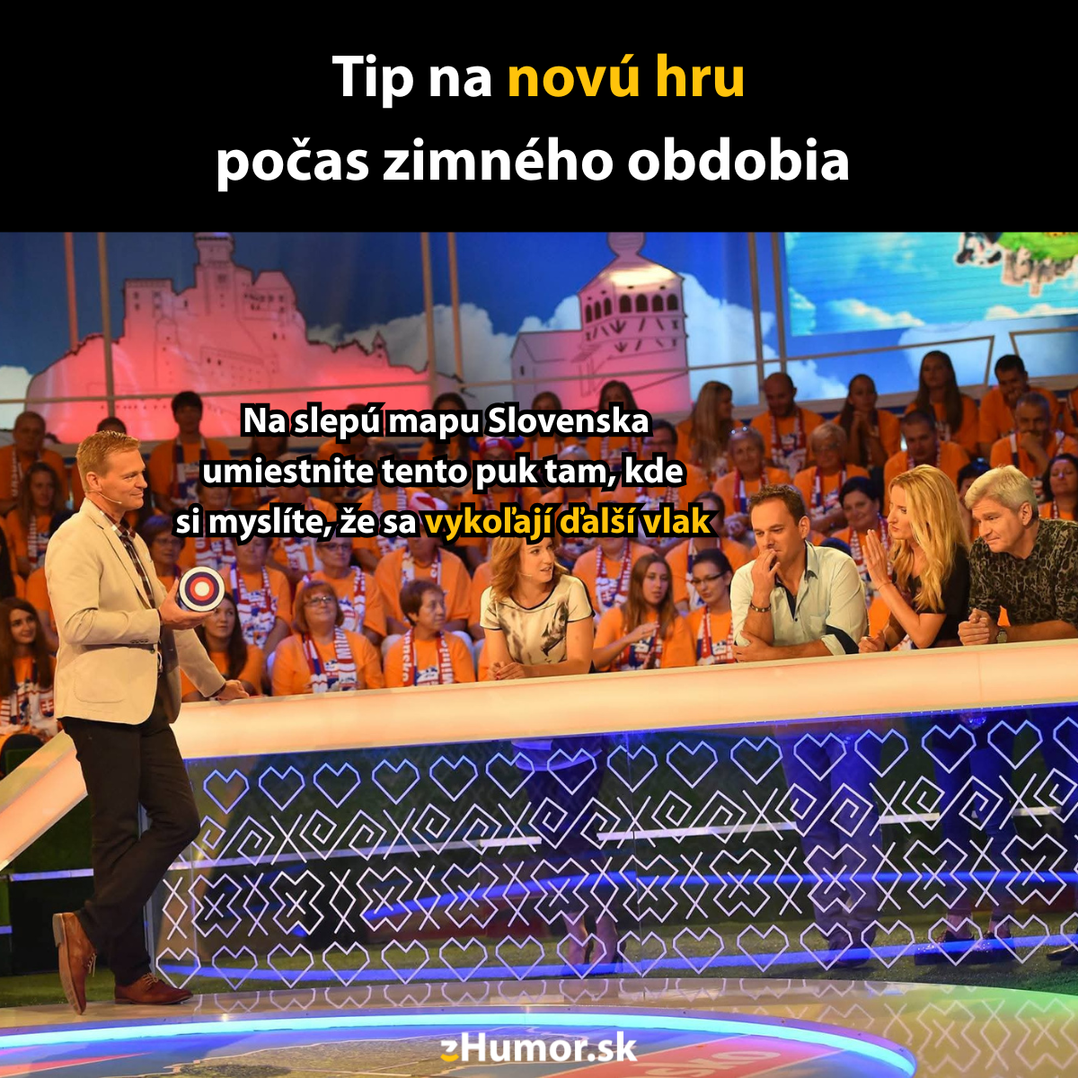 Televízne kvízové show, účinkujúci diskutujú o zábavnej výzve s mapou Slovenska a puku.