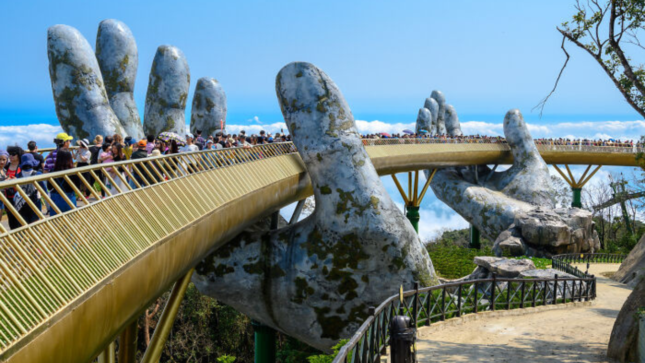 Zlatý most vo Vietname s gigantickými rukami, obľúbená turistická atrakcia s panoramatickým výhľadom na okolitú krajinu.