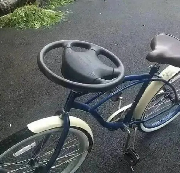 Bicykel s volantom namiesto riadidiel na asfalte, kreatívna úprava pre zábavu.