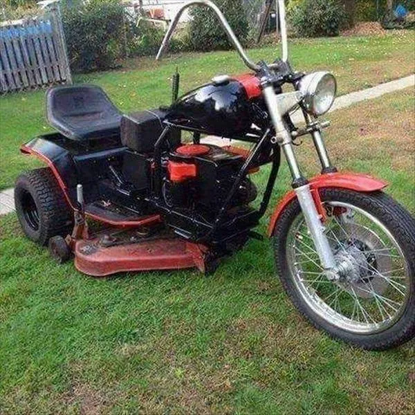 Motorka upravená na kosačku stojí na tráve v záhrade. Kreatívna kombinácia motocykla a záhradnej techniky.