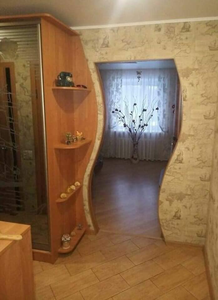 Výrez medzi chodbou a izbou s unikátnym vlnovým tvarom a rustikálnym dekorom.