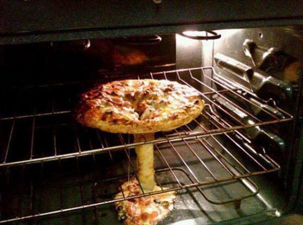Pizza v rúre s prepadnutým stredom, spodná časť padá na spodok rúry.