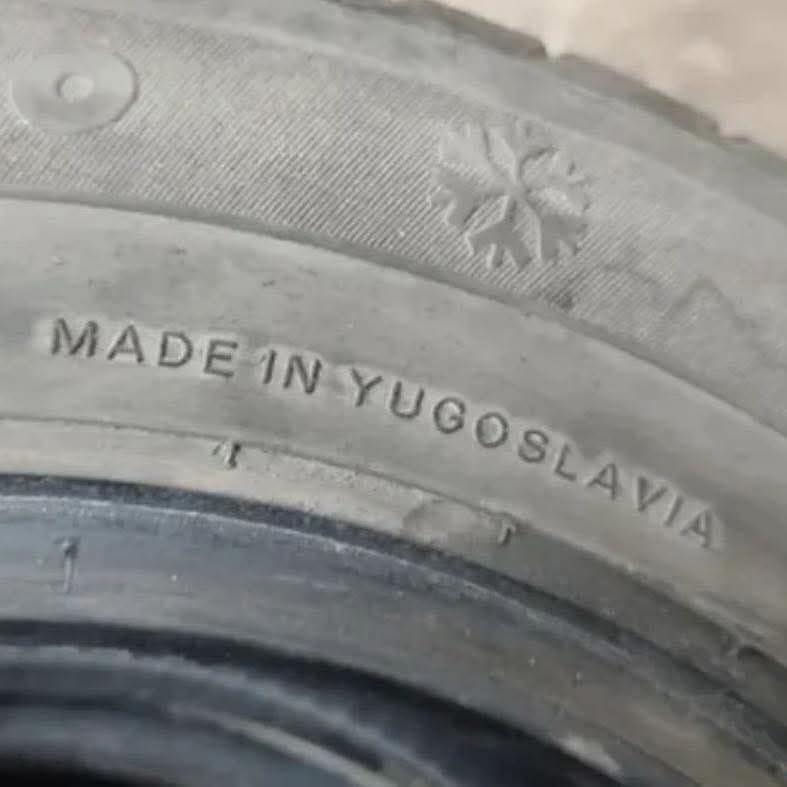 Pneumatika s textom Made in Yugoslavia na bočnici, symbolizujúca staršie výrobné obdobie.