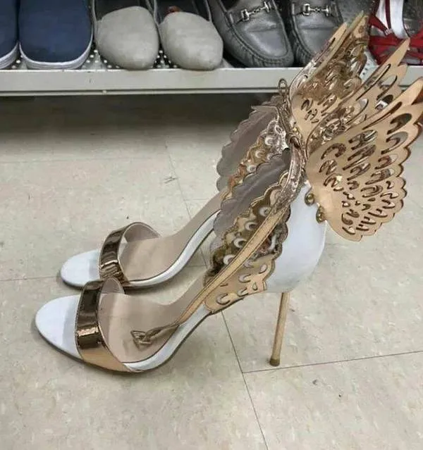 Elegantné sandále na opätku so zlatými motýlými krídlami, ideálne na zvláštne príležitosti.