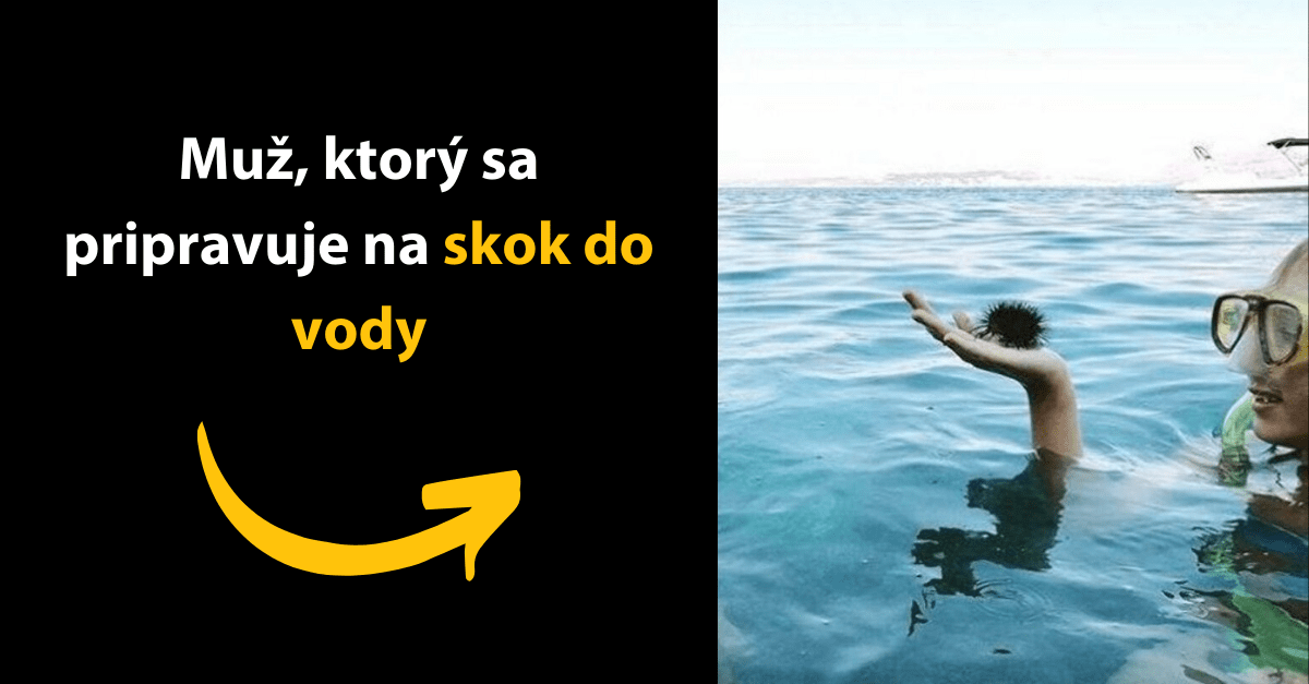 Osoba v mori držiaca morského ježka, pripravená na ďalšie vodné dobrodružstvo.