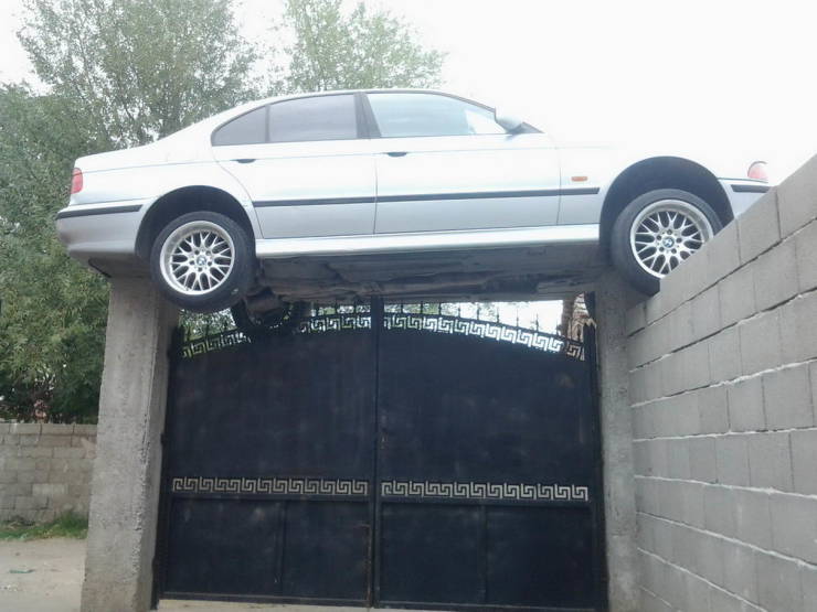 Auto nečakane zaparkované na bráne, dvojica kolies na stĺpoch.