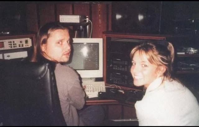 Osoby pracujúce v nahrávacom štúdiu s počítačom, usmievajú sa do kamery, retro technológia.