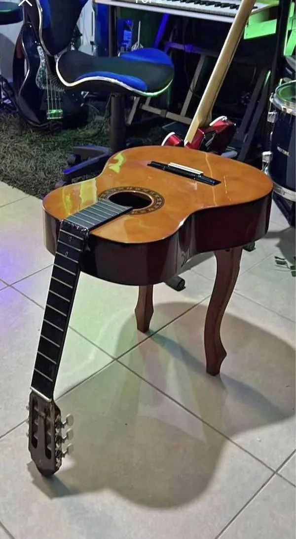 Gitara prerobená na unikátny stolík, na pozadí hudobný štúdio.