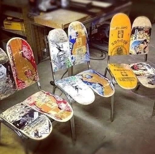 Štyri stoličky z recyklovaných skateboardových dosiek v dielni, kreatívny dizajn nábytku.