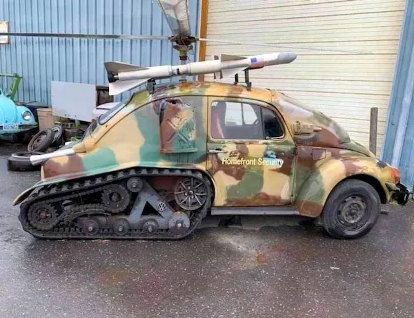 Vojenské auto s pásmi, raketou a kamuflážou spája retro dizajn s modernými obrannými prvkami.